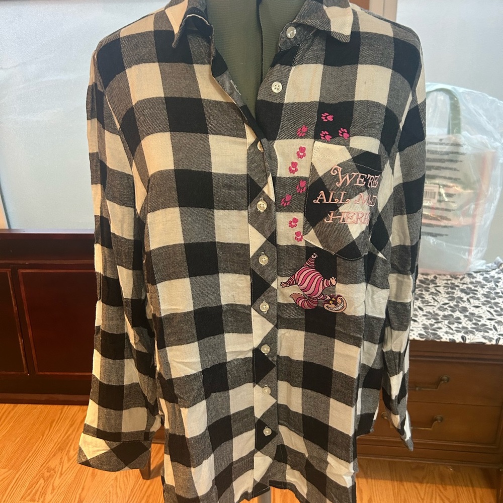 NWT Torrid x Disney Alice in Wonderland Cheshire Cat Button-Down Shirt
